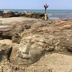 @instagram: Голова Бога Шивы высечена из камня на пляже Вагатор. Местная достопримечательность. Туристы специально приезжают на Вагатор, чтобы посмотреть на голову, а найти ее не так просто????#гоа #вагатор #индия #шива #путешествия #goa #vagator #india #travel #worl
