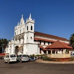 @instagram: Католическая Сиолимская церковь, рядом с которой располагается не самый простой перекрёсток.
????
Здесь в одном месте находятся небольшие магазины, ларьки с сигаретами и алкоголем, локальные кафешки несколько штук, коровы часто стоят посреди дороги и всё 