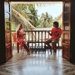 @instagram: Собираясь в путешествие, не задумываясь, берите с собой карманного маленького человечка, который с лёгкостью помещается в любой отсек вашего рюкзака. Он бесприкословно будет делать идеальные снимки вас двоих, пока вы, к примеру, распиваете утренний кофеек